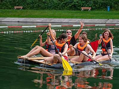 Ein Team schifft das selbst gebaute Floß ein..